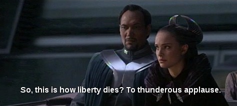 Bild ur Star Wars III. Kejsaren har just utropat sig till kejsare och ställt in alla medborgarrätter. Hela senaten applåderar. Padmé Amidala tittar förskräckt och säger, "så det är så här medborgarrätter dör? Till åskande applåder." Bild ur Star Wars III. Kejsaren har just utropat sig till kejsare och ställt in alla medborgarrätter. Hela senaten applåderar. Padmé Amidala tittar förskräckt och säger, "så det är så här medborgarrätter dör? Till åskande applåder."